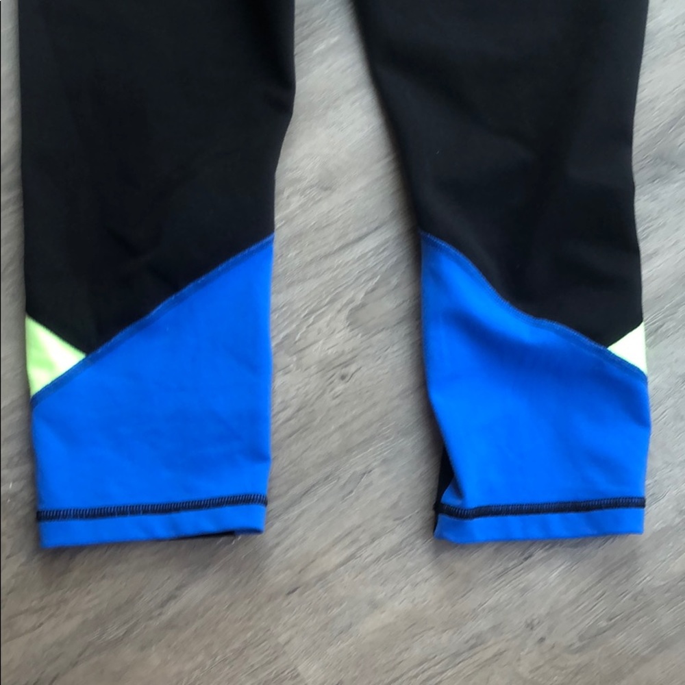 Black patterned lululemon crop leggings - Picture 4 of 5